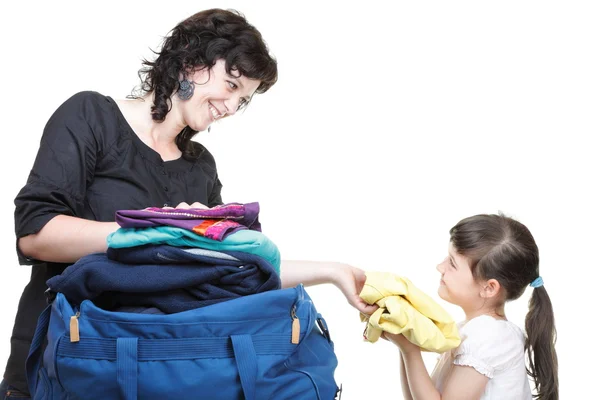 Mulher e filha mão apertada cheia de roupas e bolsa de ombro — Fotografia de Stock
