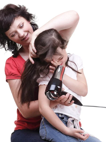 Frau und Tochter kleine Mädchen trocknet Haare isoliert — Stockfoto