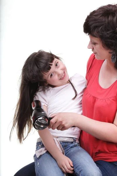 Γυναίκα και την κόρη κοριτσάκι στεγνώνει τα μαλλιά που έχουν απομονωθεί — Φωτογραφία Αρχείου