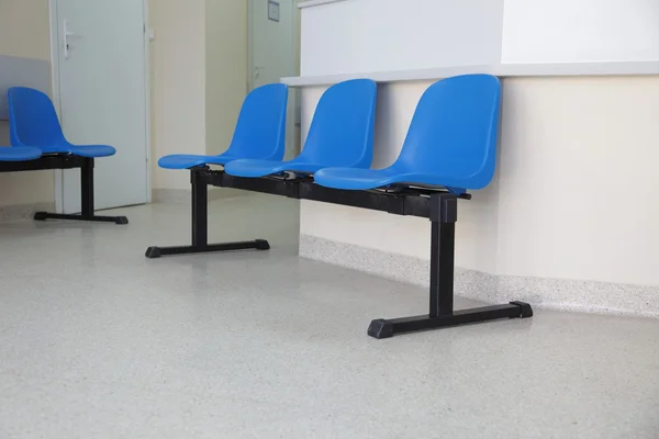 Väntrummet blå stolar på golvet — Stockfoto