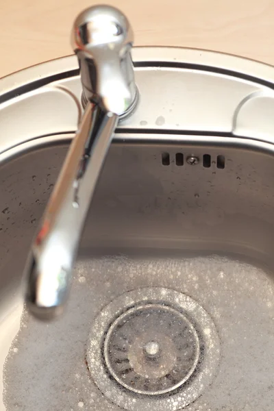 Paslanmaz çelik mutfak musluk ve lavabo — Stok fotoğraf