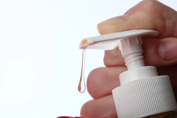 Använda flytande tvål för handtvätt — Stockfoto