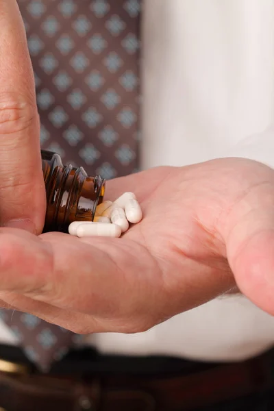 Tabletki w ręce człowieka — Zdjęcie stockowe