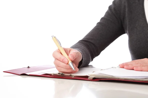 Женщина пишет ручкой на бумаге. Изолированный на белом фоне Лицензионные Стоковые Фото