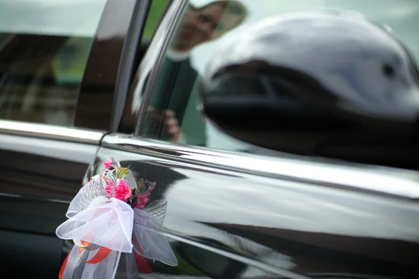 De elegante auto voor een huwelijksfeest — Stockfoto