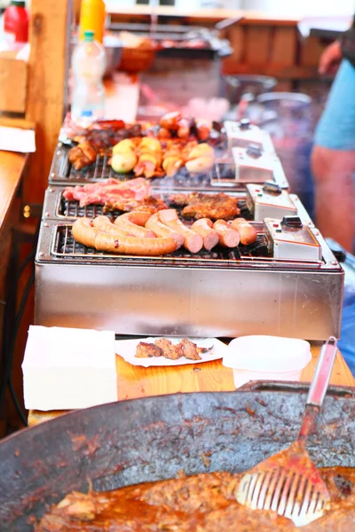 烤的香肠和肉在烧烤架上 — 图库照片