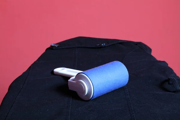 Blauwe schonere stof met lint roller — Stockfoto