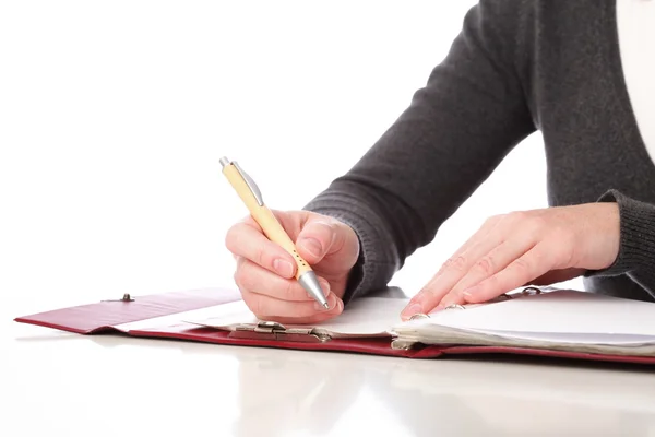 Vrouw schrijven met pen op papier. geïsoleerd op witte achtergrond — Stockfoto