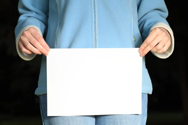 Frau mit leerem Papier im Freien — Stockfoto