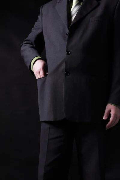 Man i en svart klänning skjorta och slips — Stockfoto