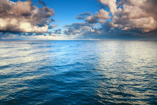 蓝色的大海天空、 风暴、 暴风雨 — 图库照片