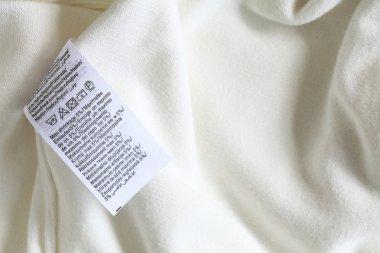 Makro giyim etiketin beyaz