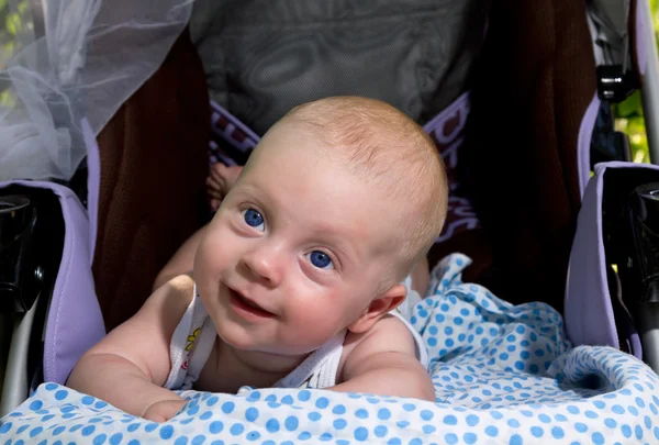 Menino de 4 meses de idade no carrinho — Fotografia de Stock