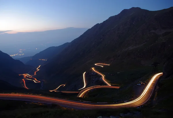 Tráfico nocturno en carretera de montaña —  Fotos de Stock