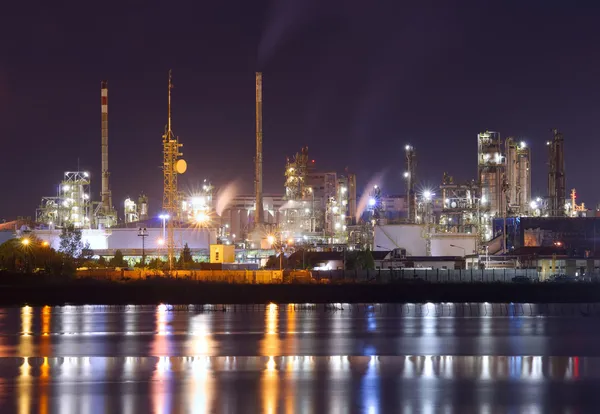 밤에 석유화학 공장 — 스톡 사진