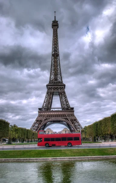 Eiffelova věž a červený autobus — Stock fotografie