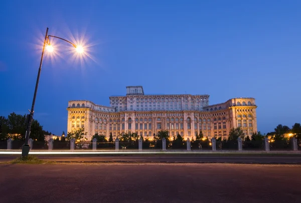 Palazzo del Parlamento di notte a Bucarest — Foto Stock