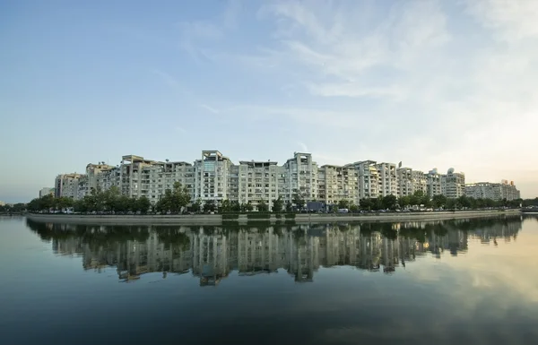 Şehir ve su — Stok fotoğraf