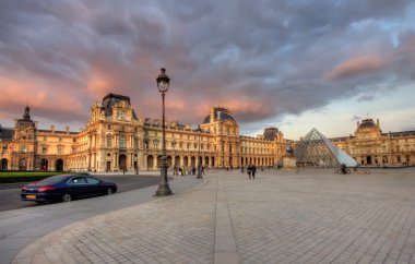 gün batımında Louvre Müzesi