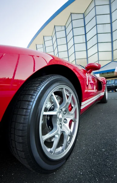 Rueda de coche de deporte rojo — Foto de Stock
