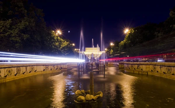 Boekarest nacht verkeer — Stockfoto