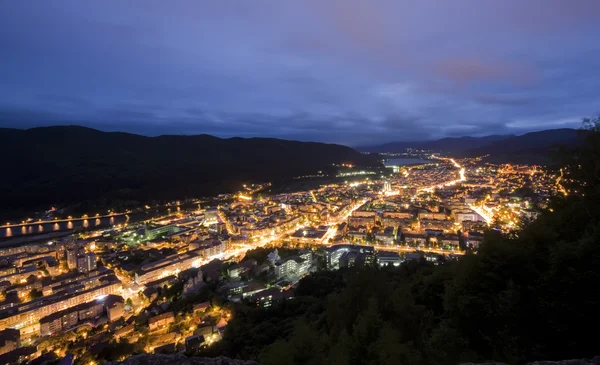 Stadt bei Nacht in den Bergen — Stockfoto