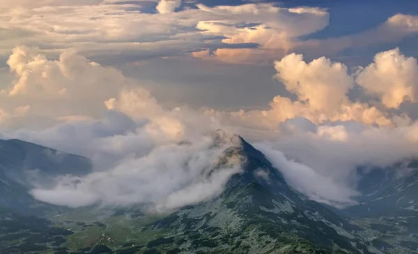Paisagem de nuvens na montanha — Fotografia de Stock