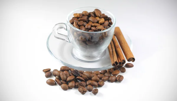 Kaffebönor i en glas-kopp — Stockfoto
