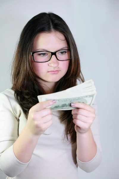 Barna lány úgy véli, hogy a pénzt — Stock Fotó