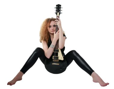 bir gitar ile oturan kıvırcık saçlı kız