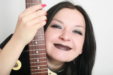 izole gitar ile gülümseyen kız