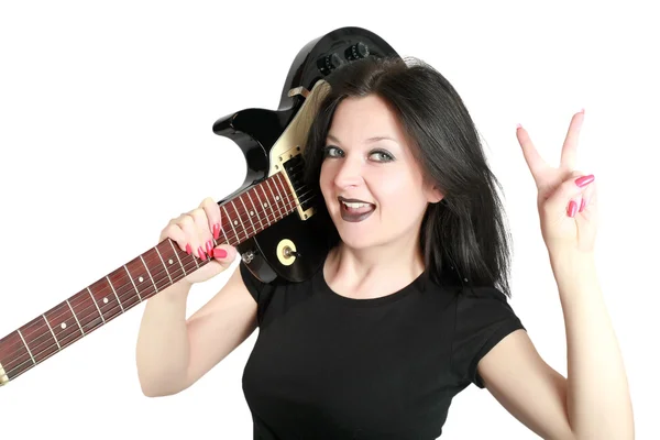 Brunetka dziewczyna pozuje z gitarą na białym tle — Zdjęcie stockowe