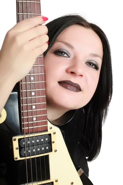 Bella ragazza posa con una chitarra isolata — Foto Stock