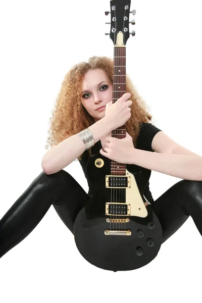 Kręcone włosy dziewczyna z gitarą na białym tle — Zdjęcie stockowe