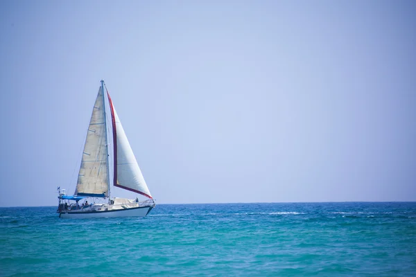 Jacht na morzu — Zdjęcie stockowe