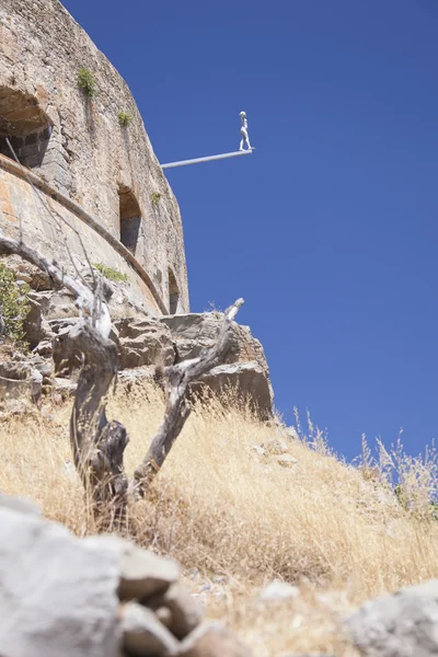 Незвичайна скульптура дівчини стрибає — стокове фото