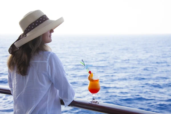 Meisje op het dek een cocktail drinken — Stockfoto