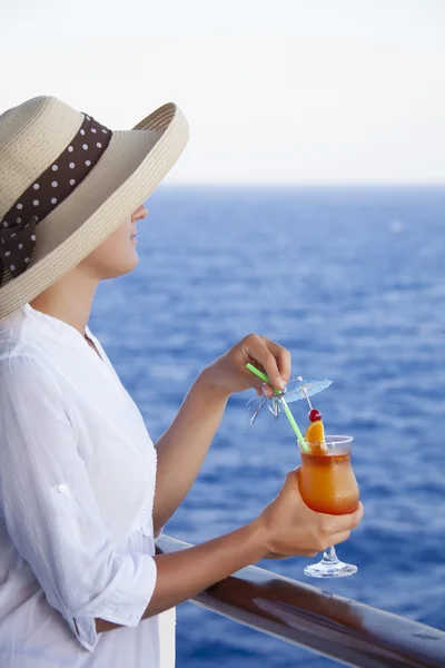 Дівчина на палубі насолоджується коктейлями — стокове фото