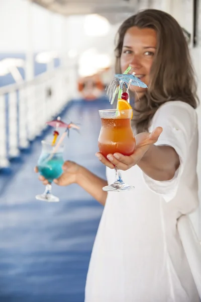 Ze biedt een cocktail — Stockfoto