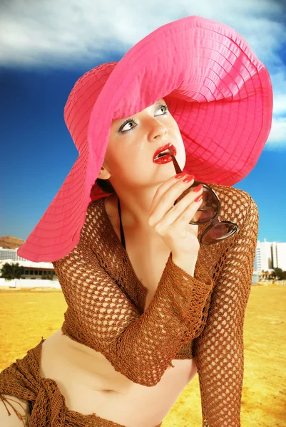 Chica con un sombrero rojo, un gran — Foto de Stock