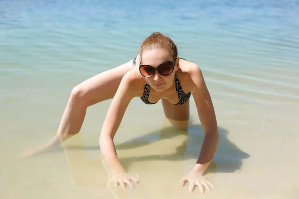Dívka pózuje na pláži resort — Stock fotografie
