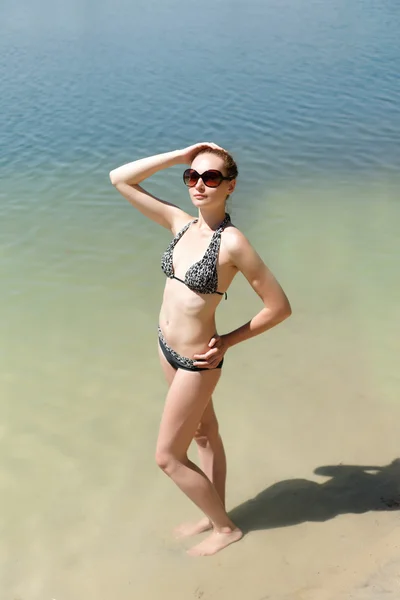 Trevlig dam som poserar på en beach resort dag — Stockfoto