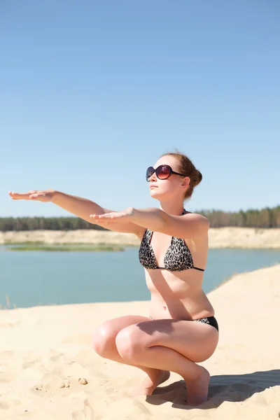 Girl doing aerobics on the beach — Stock Photo, Image