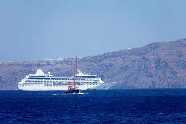 Ship off the coast of the island — Stock Photo, Image