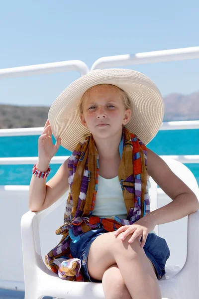 Ragazza bionda su uno yacht con il cappello — Foto Stock