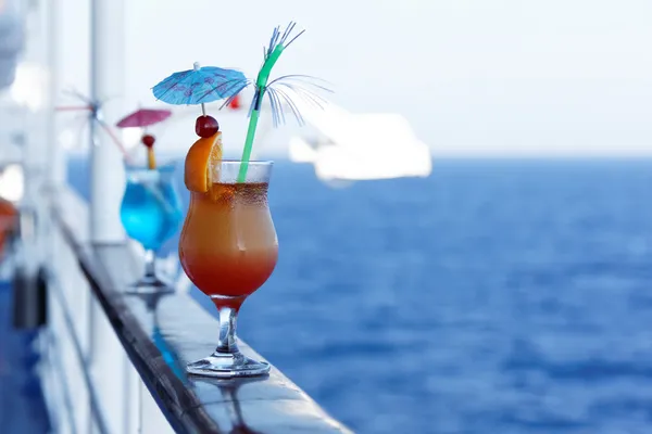 Cocktails auf einem Kreuzfahrtschiff — Stockfoto