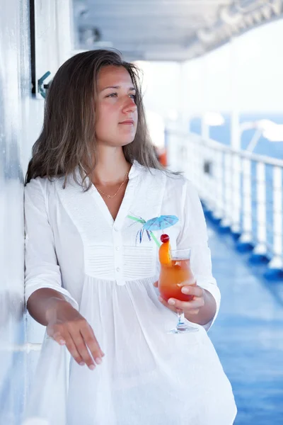 Вона насолоджується коктейлем на лайнері — стокове фото