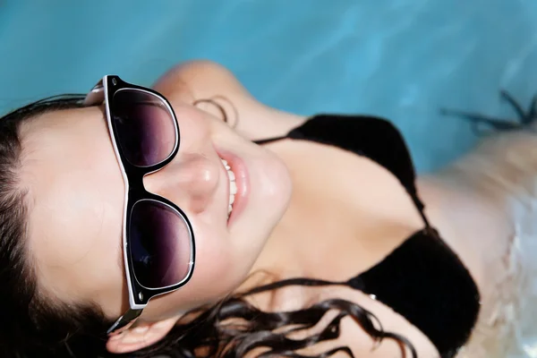 Dziewczyna w okularach relaksuje morza — Zdjęcie stockowe
