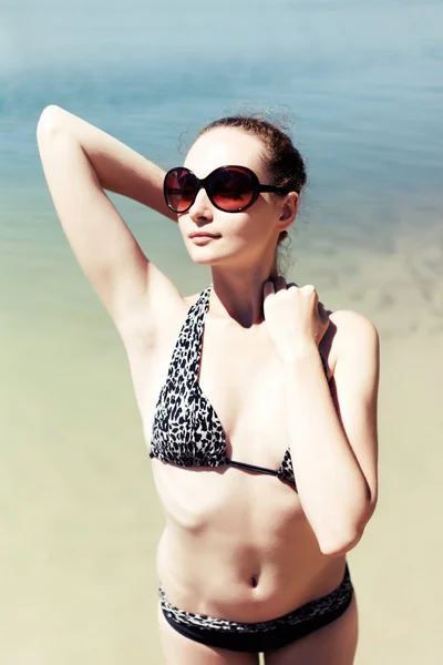 Flicka poserar på en beach resort — Stockfoto