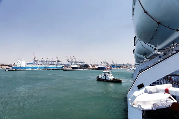 Porto delle navi vicino alla città con un peso diverso — Foto Stock